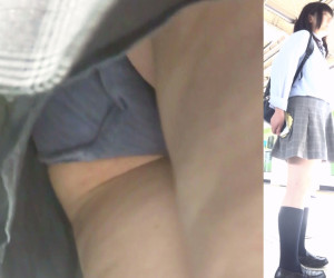 [★新作][★顔出し]パンチラ盗撮 超ミニスカ制服女子 紺色パンツを電車内で激写 パンチラをガードするも無駄な抵抗