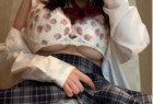 ブラ外し♡制服で胸ちら&ぱんちら散歩♡帰りの電車で腰掴んで押し付けされちゃった