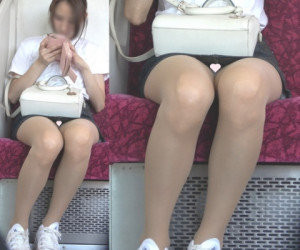 [4K動画][顔出し]かわいい!!!!!２アングル撮り、２アングル共に丸見えな短すぎるスカート[ドアップあり]電車からの風景～